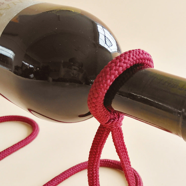Bouteille de vin suspendue par une corde