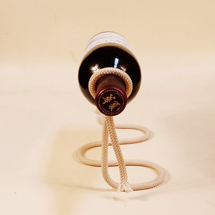 Bouteille de vin suspendue par une corde