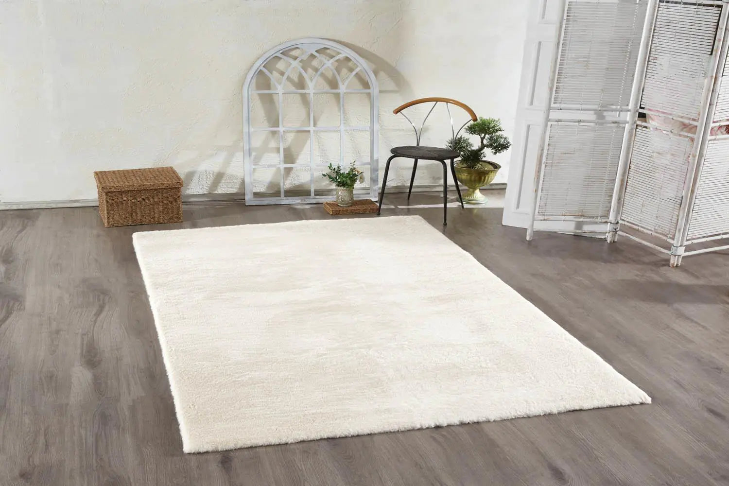 Tapis en fausse fourrure Jassrug 60 x 120 cm beige