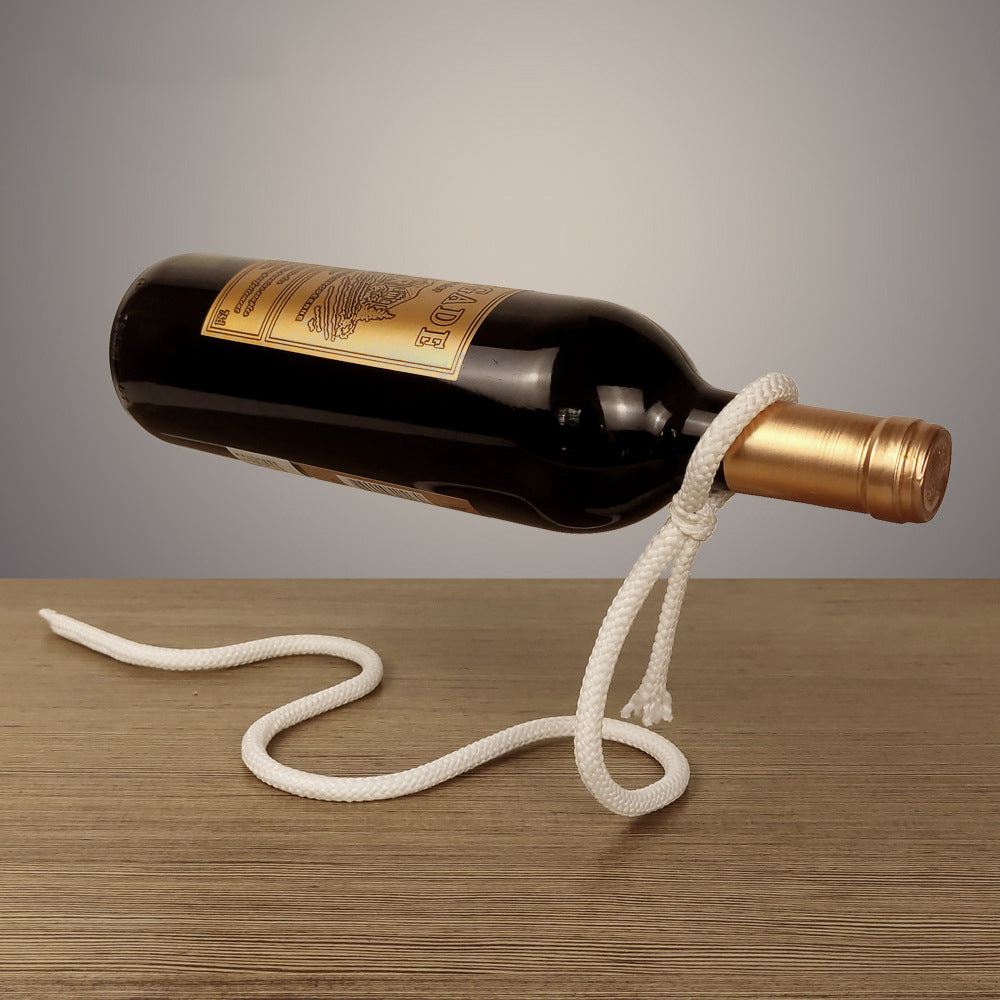 Bouteille de vin suspendue par une corde