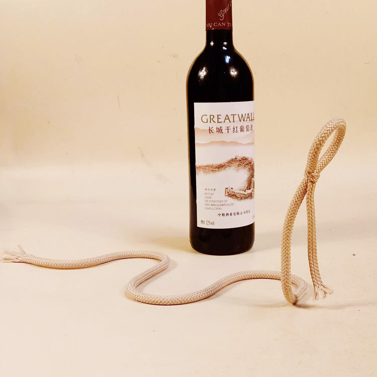 Bouteille de vin suspendue par une corde